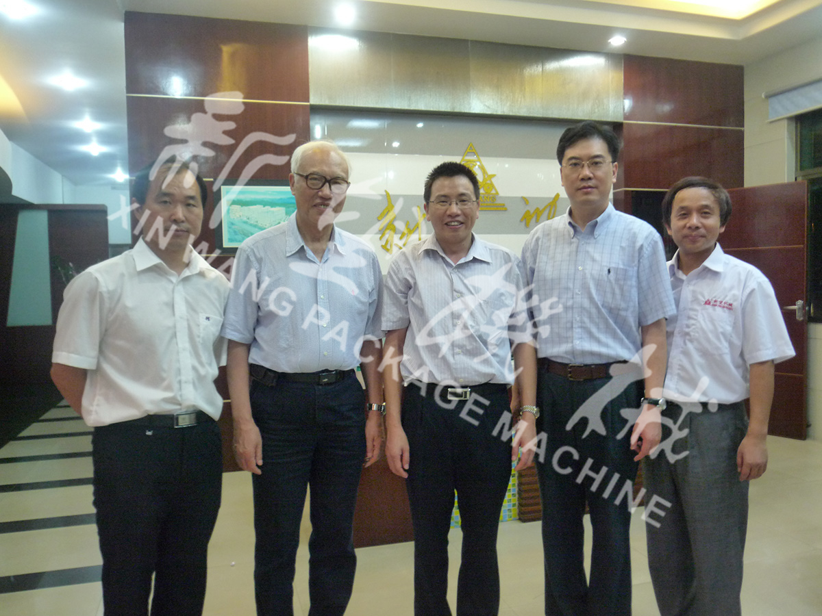 中國(guó)工程院院士段正澄、中國(guó)工程院院士、華中科技大學(xué)黨委書(shū)記邵新宇、廣東省智能機(jī)器人研究院院長(zhǎng)張國(guó)軍一行蒞臨新望公司考察指導(dǎo)