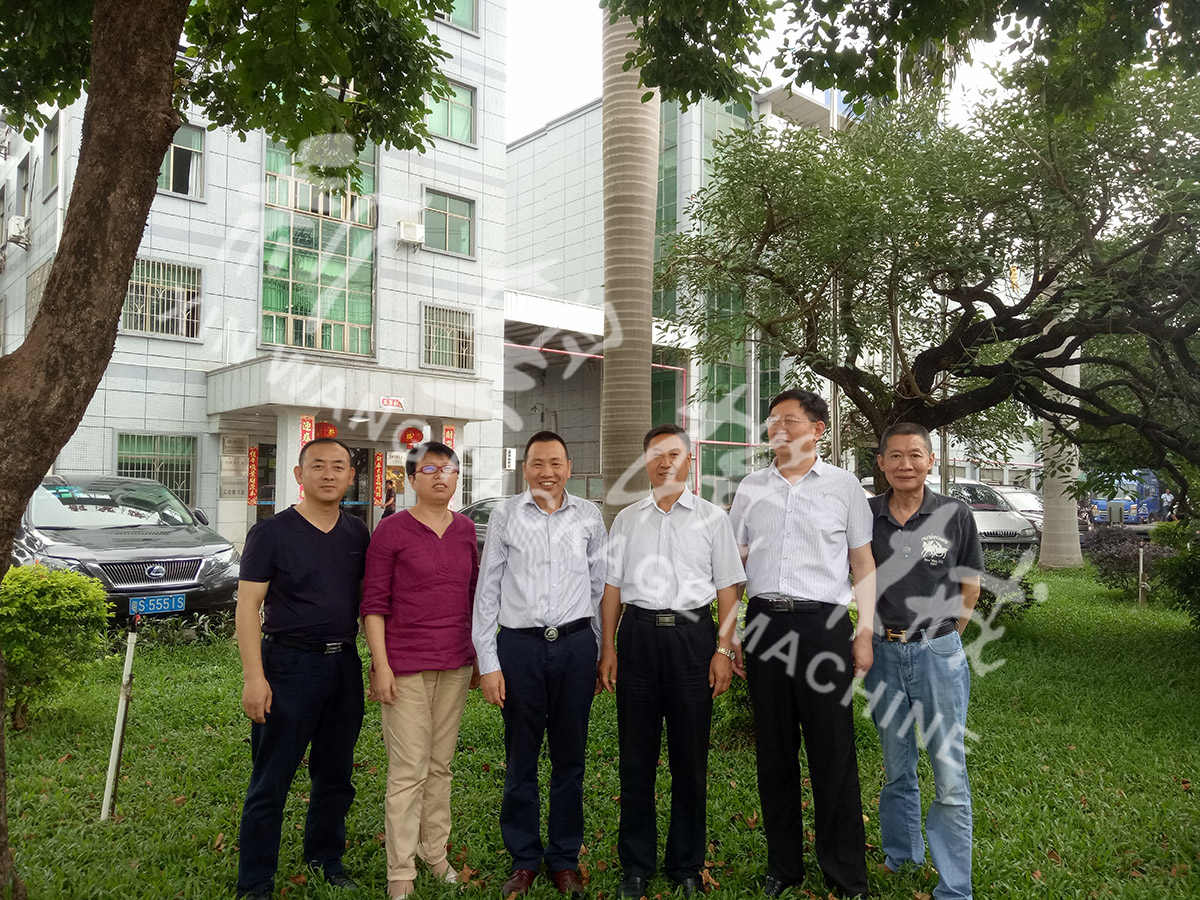 總裝備部劉思剛少將、新華社李建琦博士一行蒞臨新望公司考察指導(dǎo)