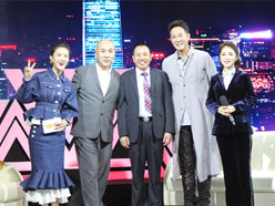 新望董事長(zhǎng)羅永輝與著名歌星劉尊老師、汪正正老師、郭津彤老師、主持人雅琪在北京電視臺(tái)錄制節(jié)目現(xiàn)場(chǎng)親切合影